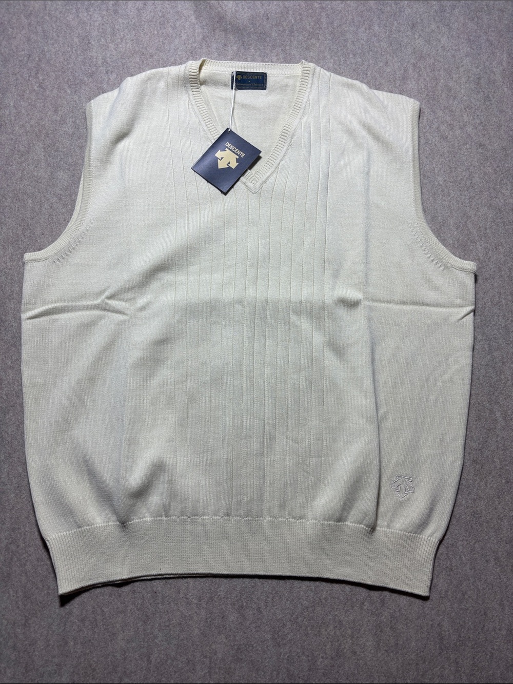 Descente international collection Men's Cream100% Cotton sweater vest SizeXL(10)